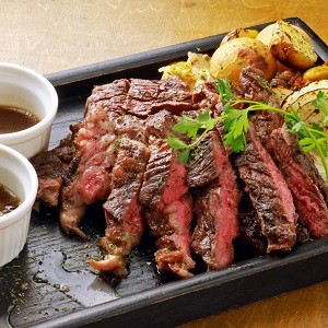 アンガス牛炭火焼きステーキ