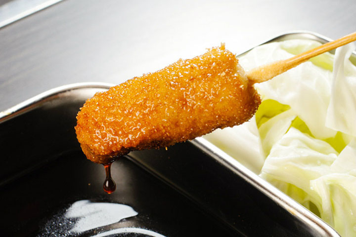 ソースから揚げた串カツ